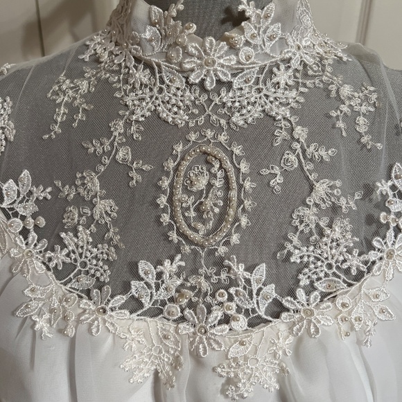 Elegant White Lace Wedding Dress - Picture 11 of 13